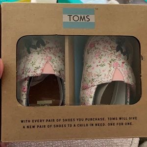 New in Box TOMS Crib Alpargata Shoes, Size 2
